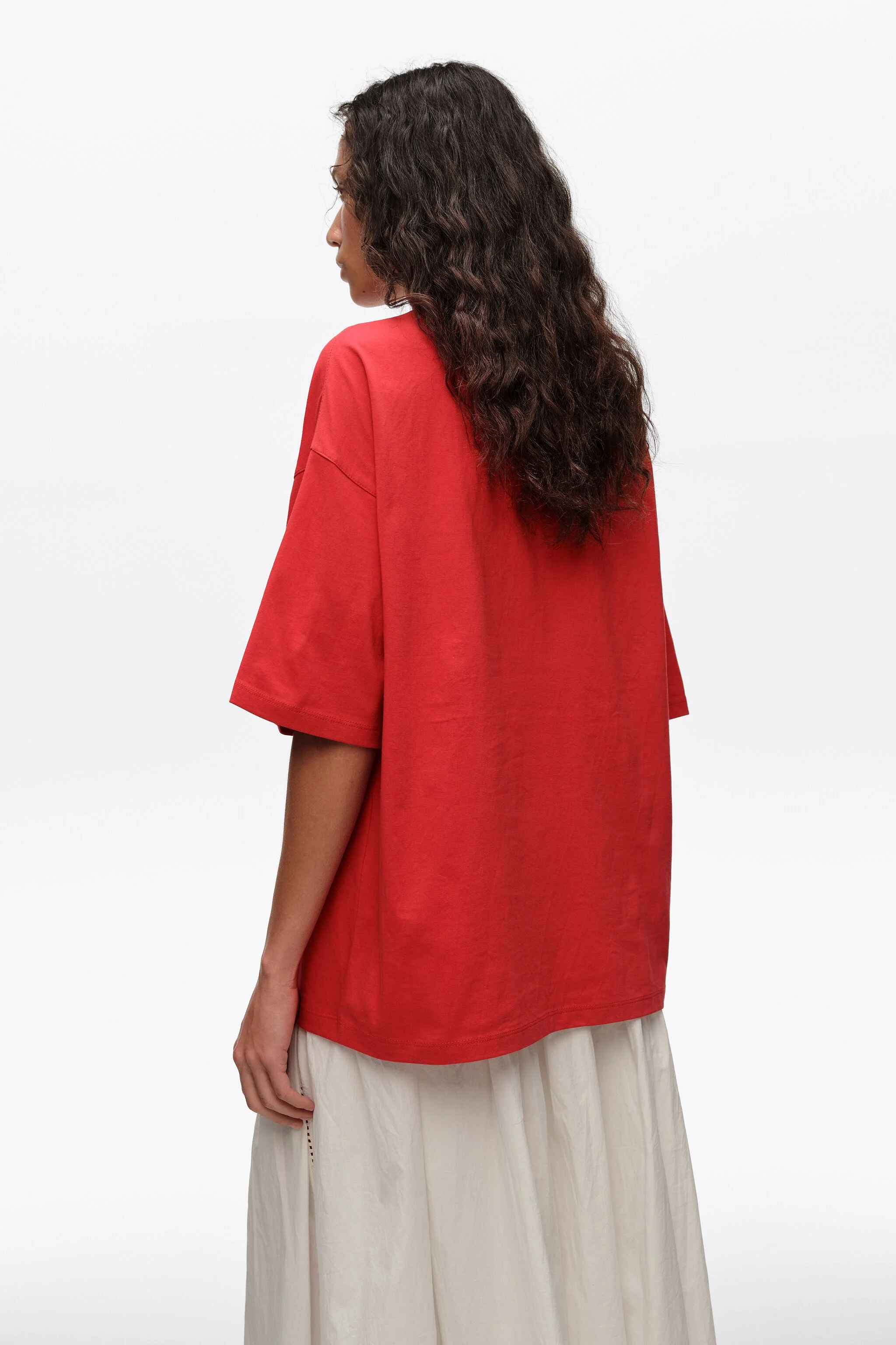 Camiseta vermelha com logo de toalha