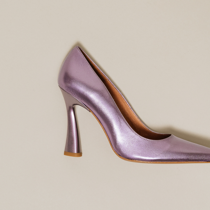 Escarpins à talons hauts et bouts pointus  en cuir métallisé lilas