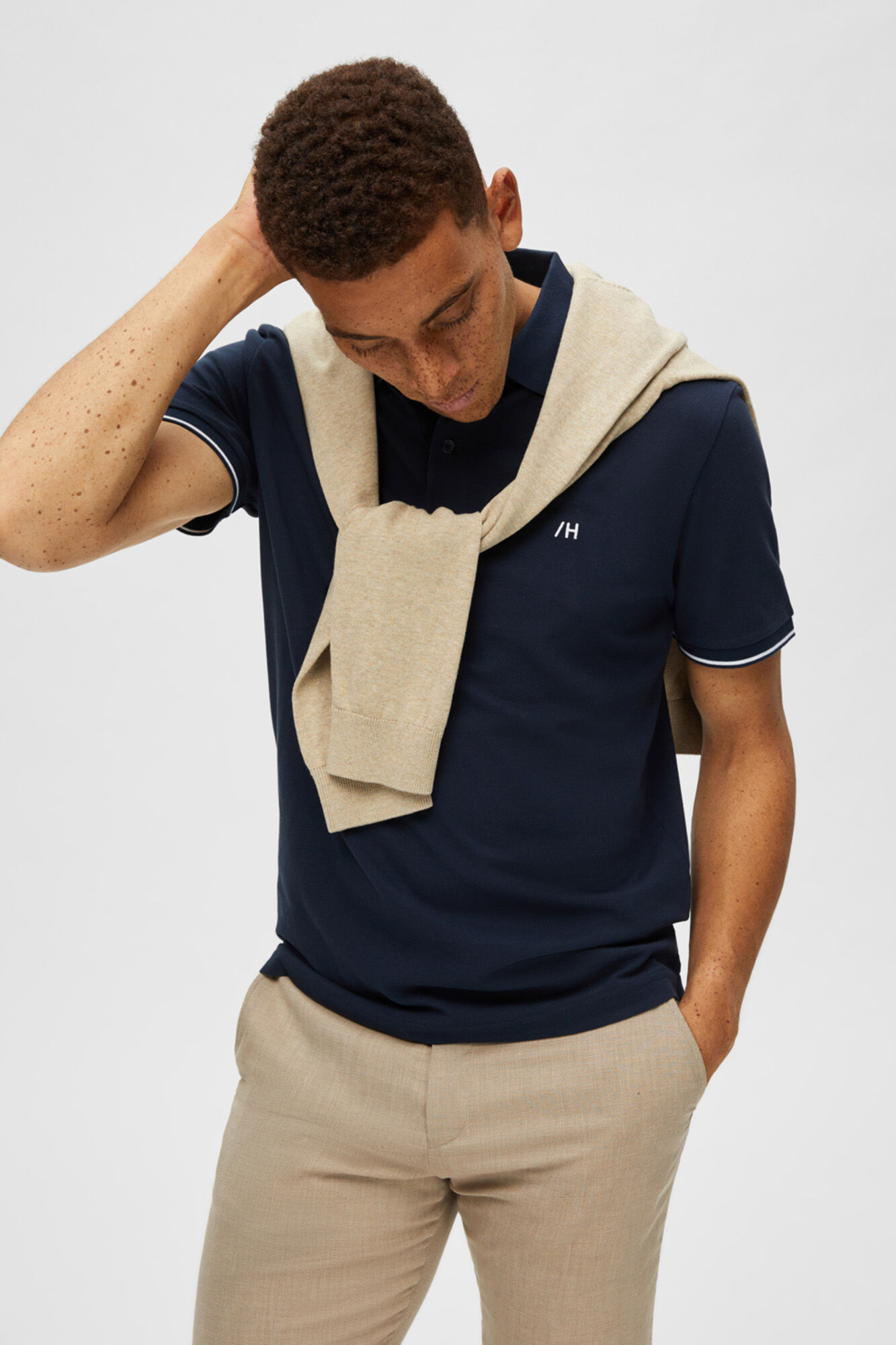 Camisa polo confeccionada em 100% algodão orgânico com logo bordado - Azul marinho
