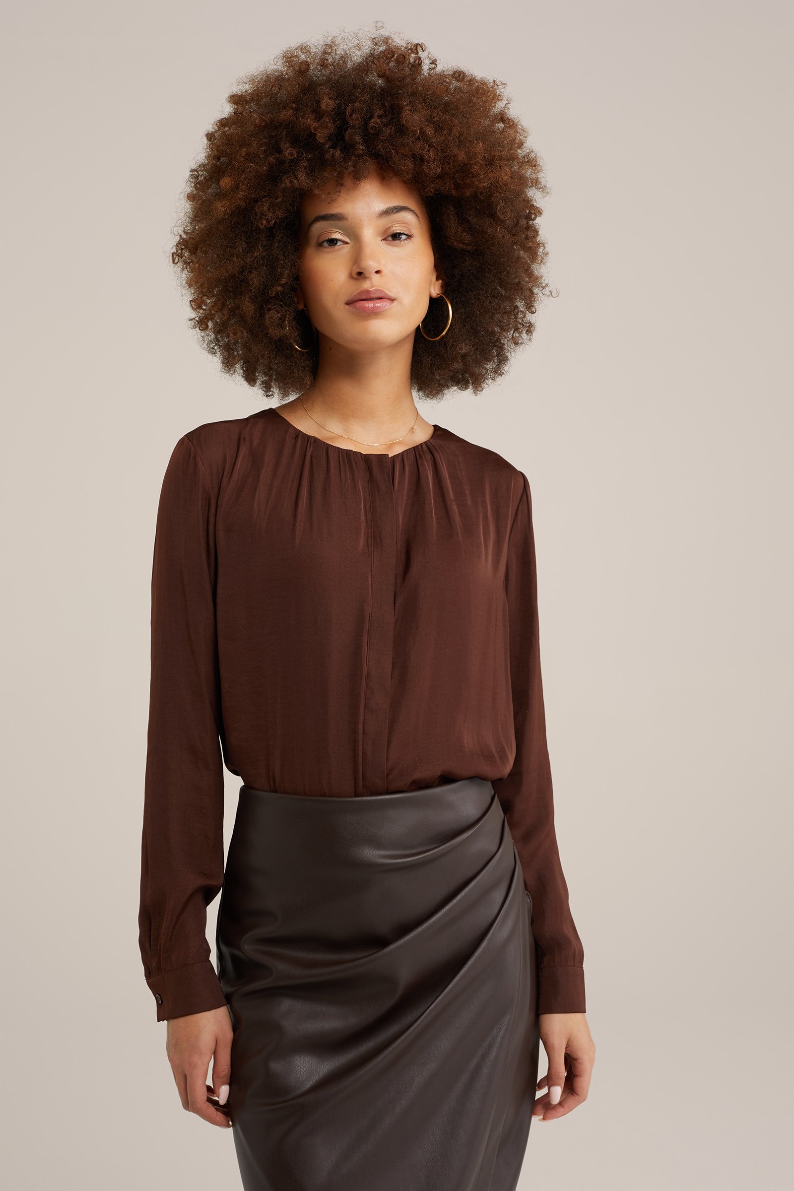 blouse met satijnen look WE Fashion Bruin
