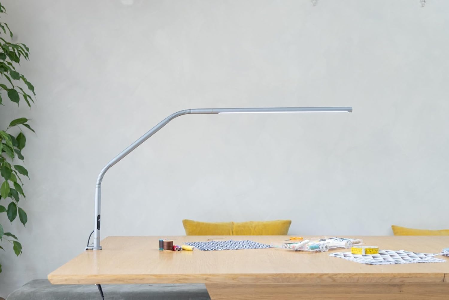 Slimline 4™ LED-Tischleuchte in Eisgrau – 6.000 K Tageslicht, 3.200 Lux, 4 Helligkeitsstufen, USB-C-Ladeanschluss, Blendschutz-Diffusor, flexibles Design, Kunst & Handwerk, Nähen, Nagelstudio