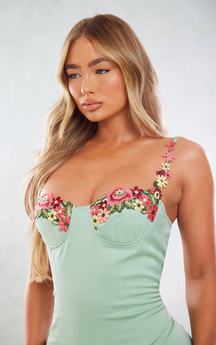 Vert Sauge Robe Longue Satinée À Bretelles Avec Appliqués Floraux Et Armatures