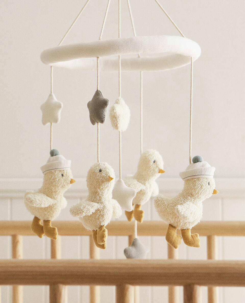 DECORAÇÃO DE BERÇO MÓVEL DE PATO