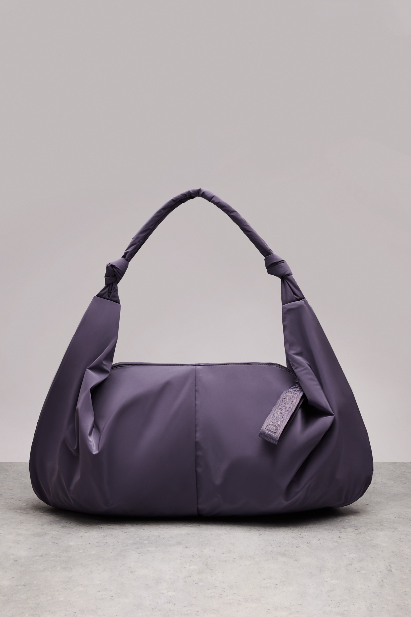 Bolsa esportiva roxa com cordão