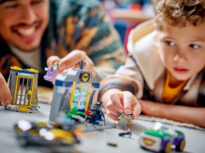 LEGO De Batcave™ met Batman™, Batgirl™ en The Joker™ (76272)