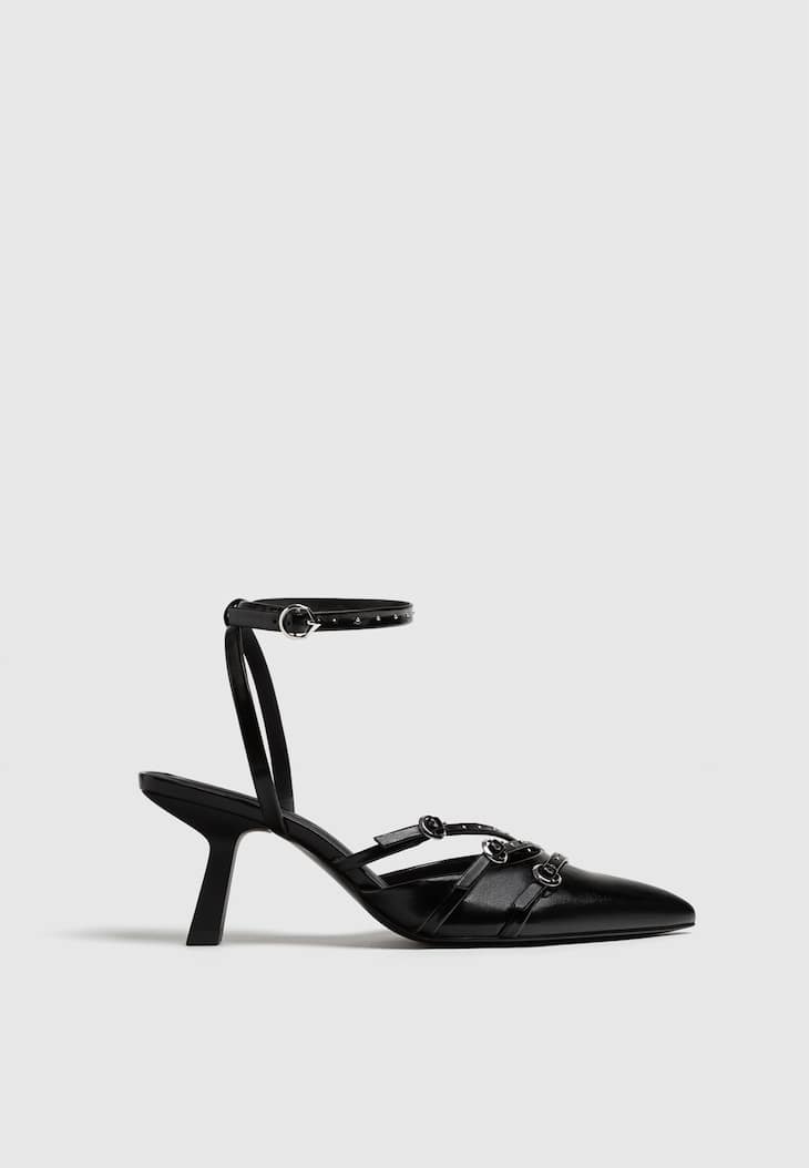 Sapatos pretos de salto alto com fivela