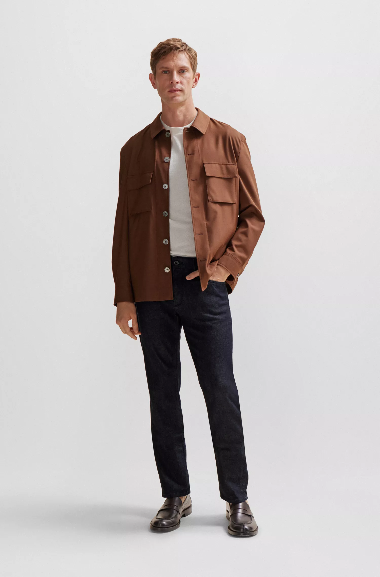 Calça jeans BOSS Camel Slim-fit em denim azul de luxo e conforto.