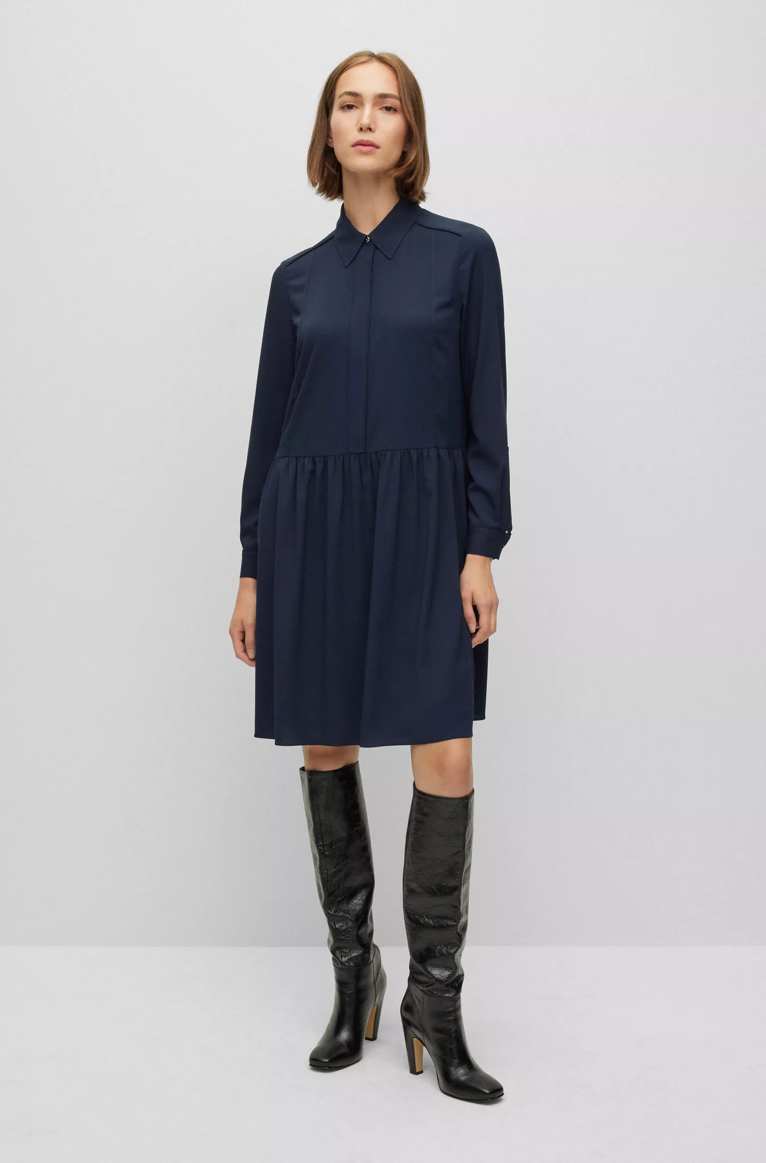 Vestido preto BOSS de corte relaxado em crepe texturizado.