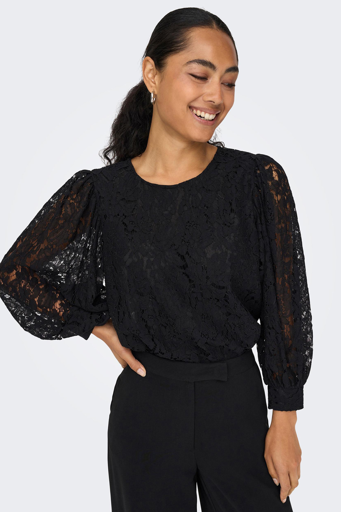 Blusa de renda de mangas compridas