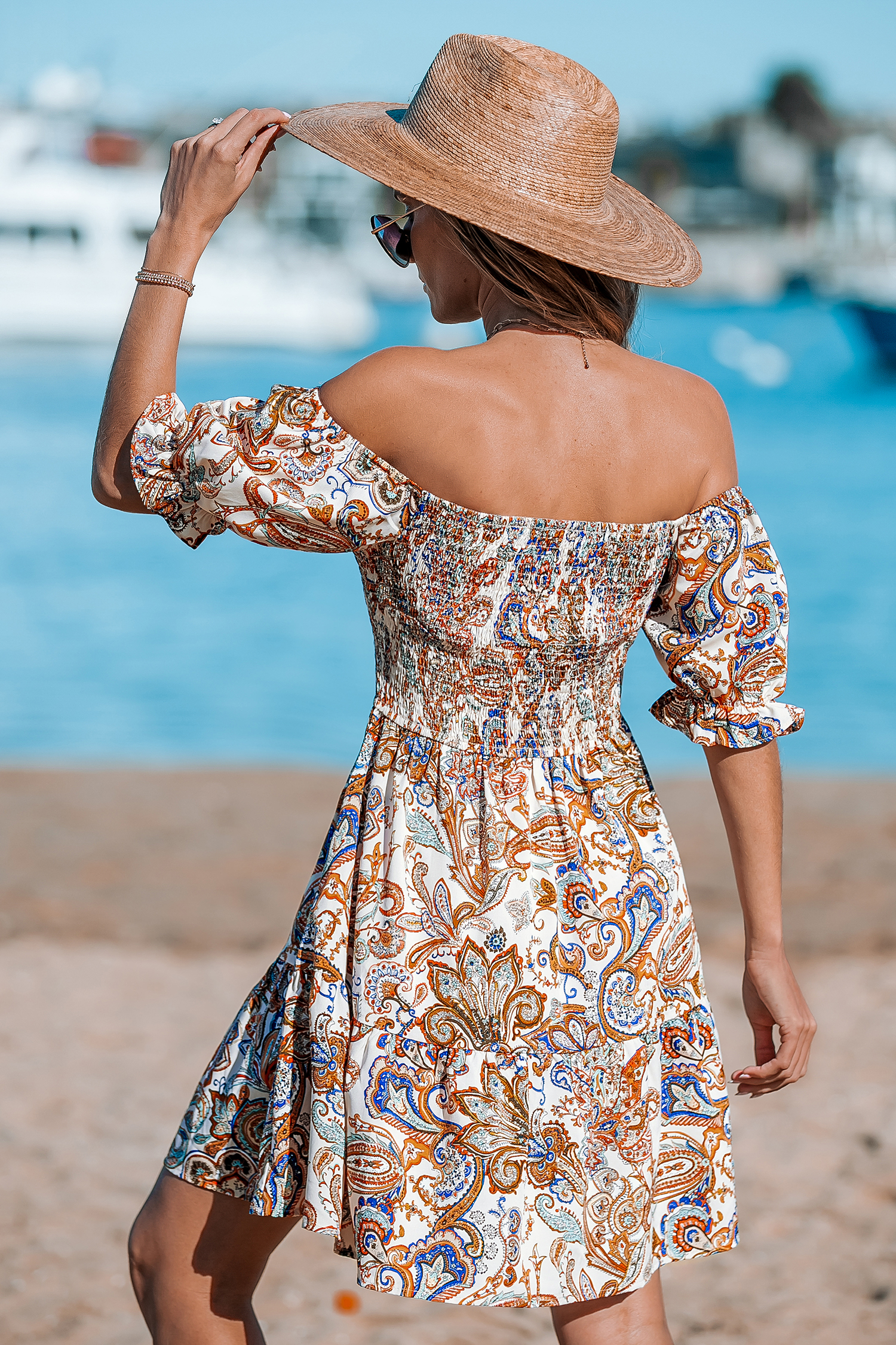 Robe à épaules dénudées paisley