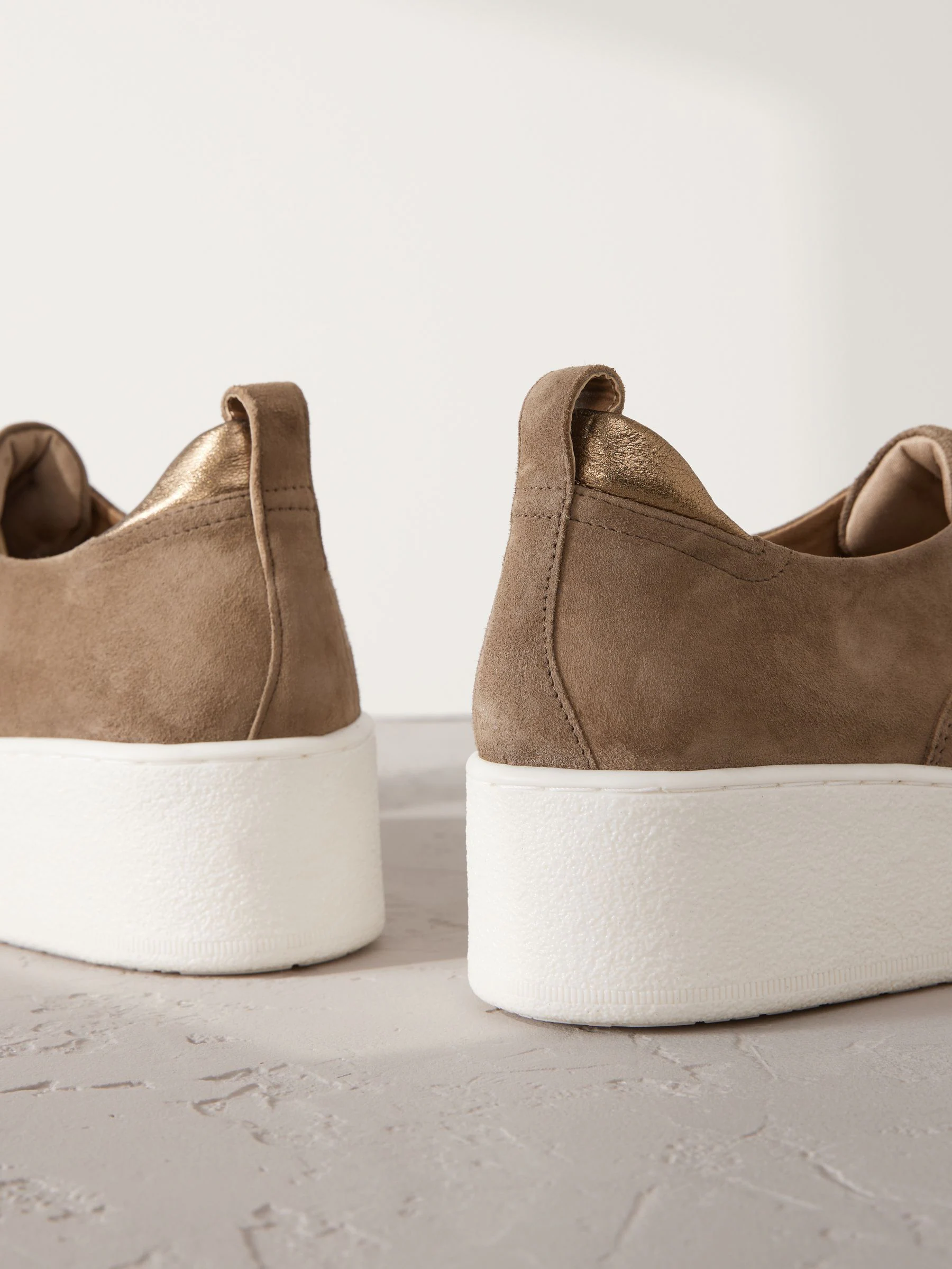 Chocoladebruin - Signature leren sneakers met dikke plateauzolen en sleehak