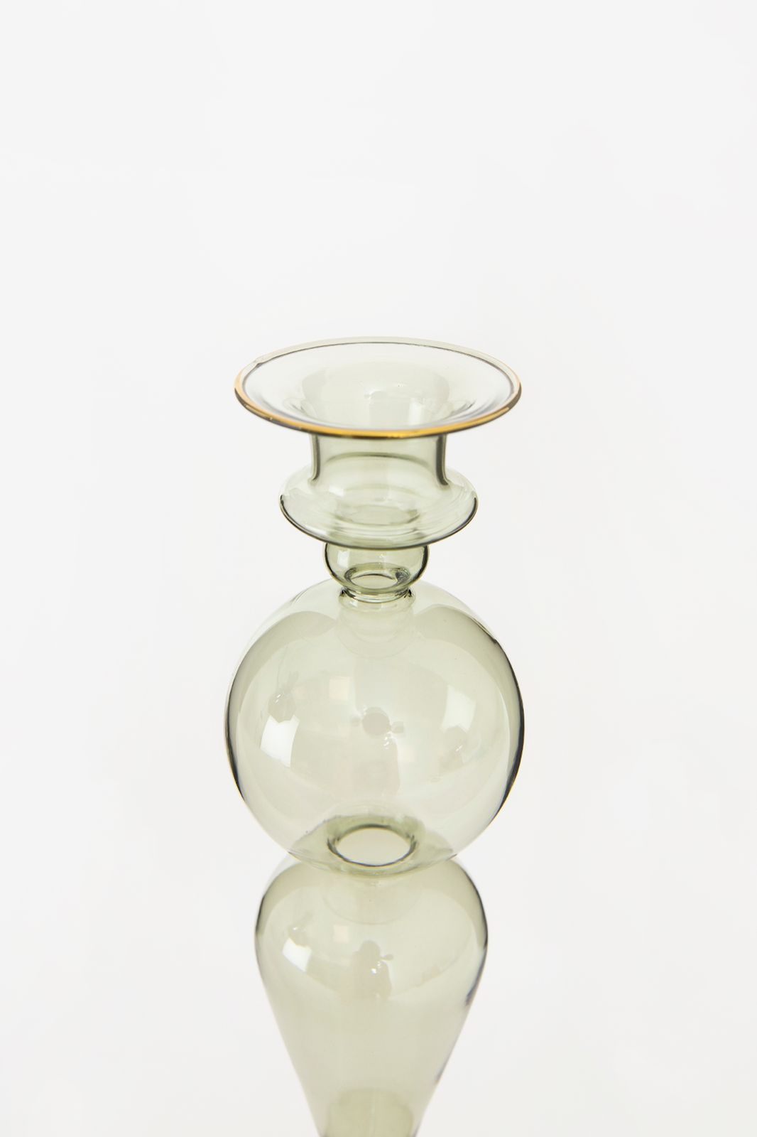 Groene glazen kandelaar met gouden detail