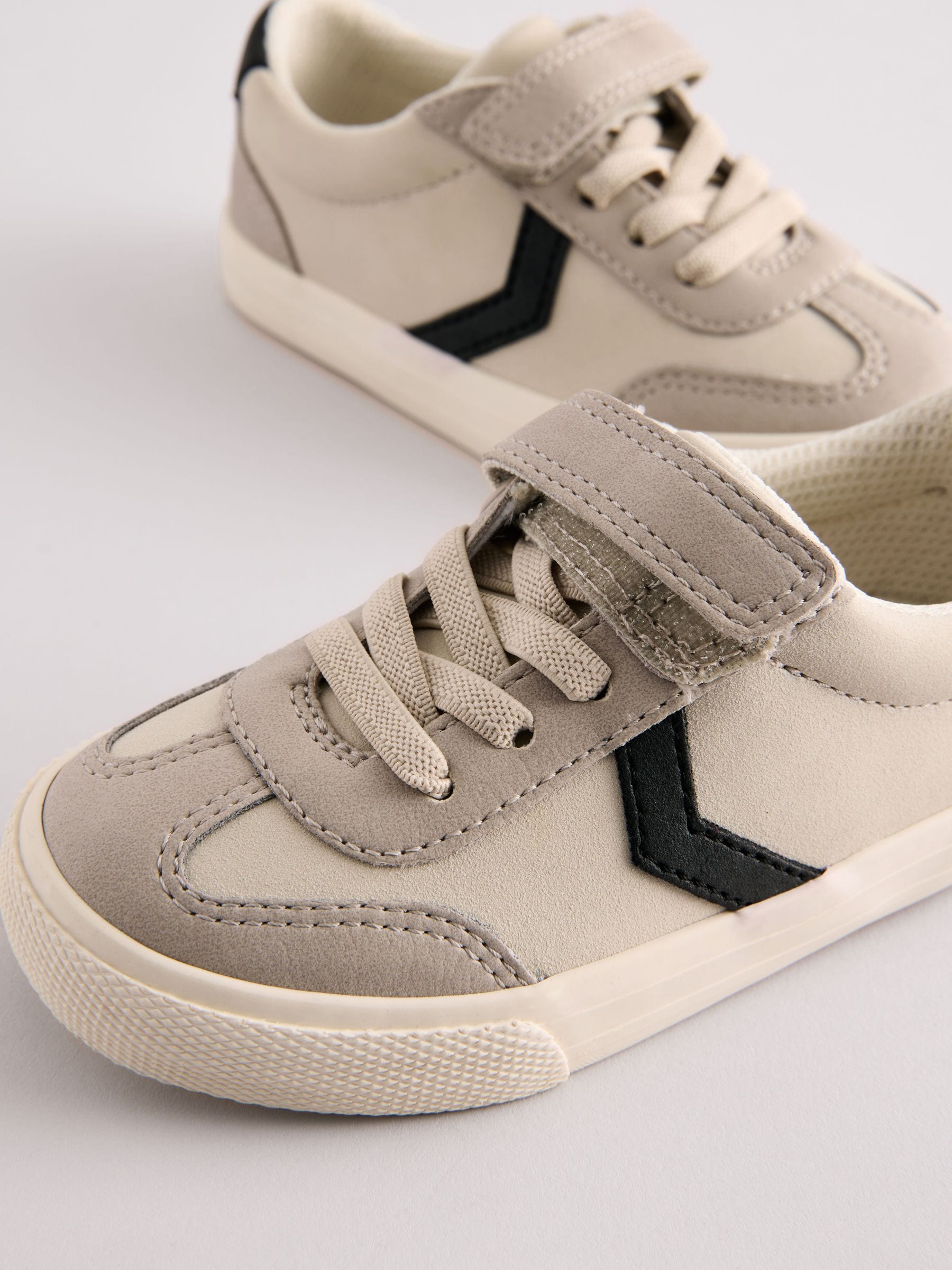 Grijs - Sneakers met klittenbandsluiting en elastische veters