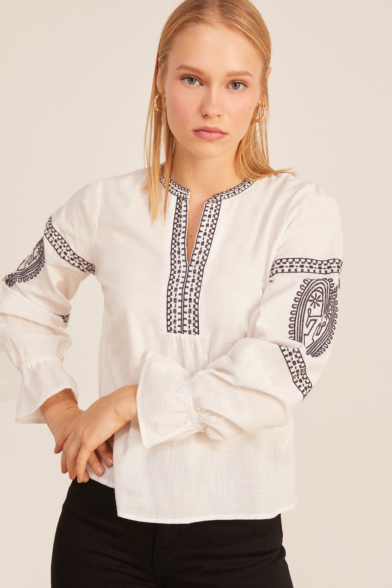Blusa com bordado contrastante - Bege médio