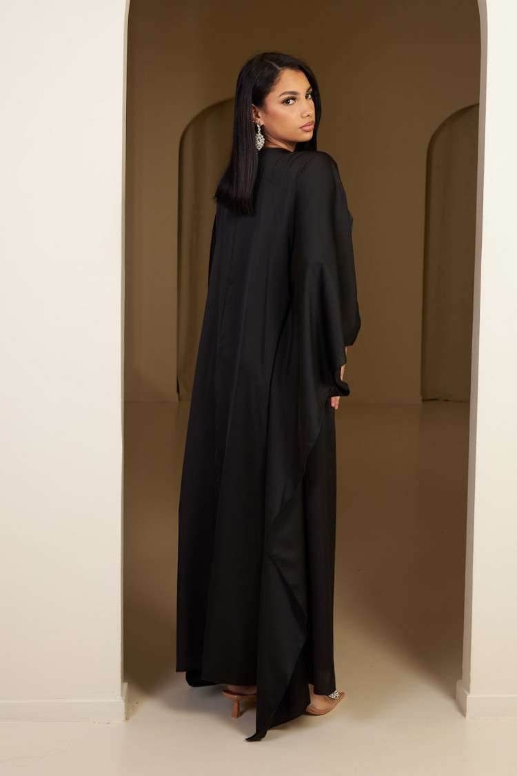 Robe noire en satin ajustée à la taille