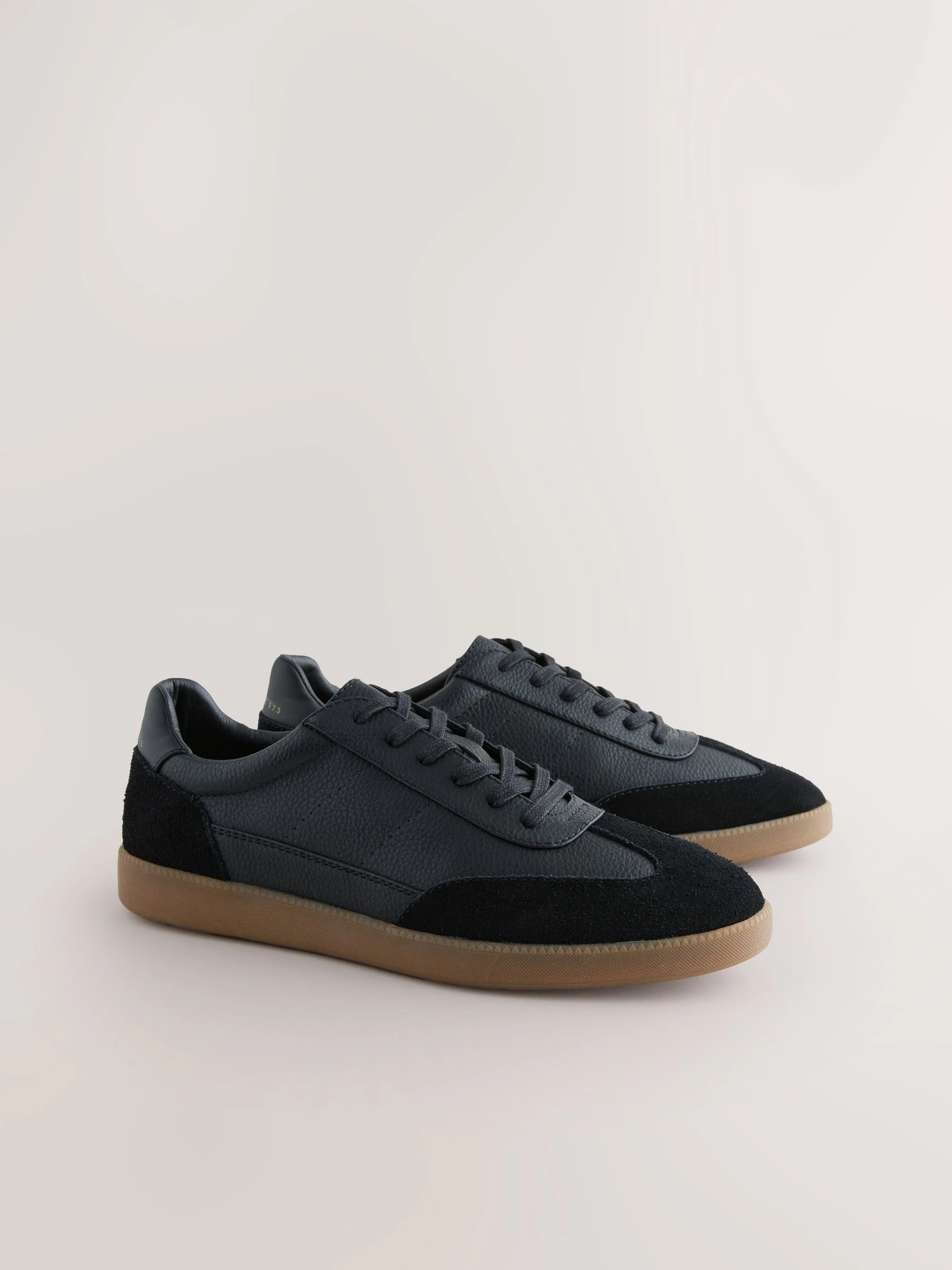 Zwart - Chic-casual vetersneakers met suède afwerking