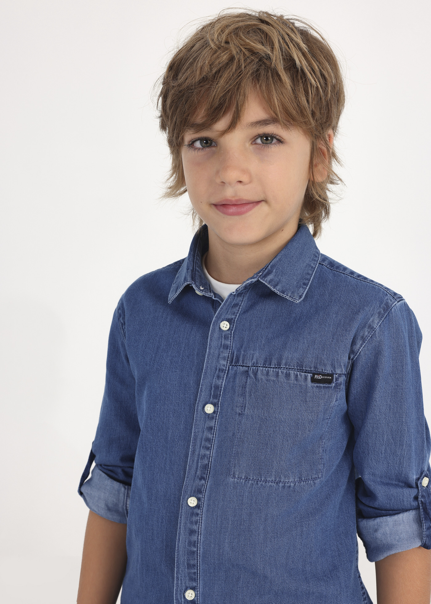 Camisa jeans de manga comprida para menino, feita com algodão sustentável.