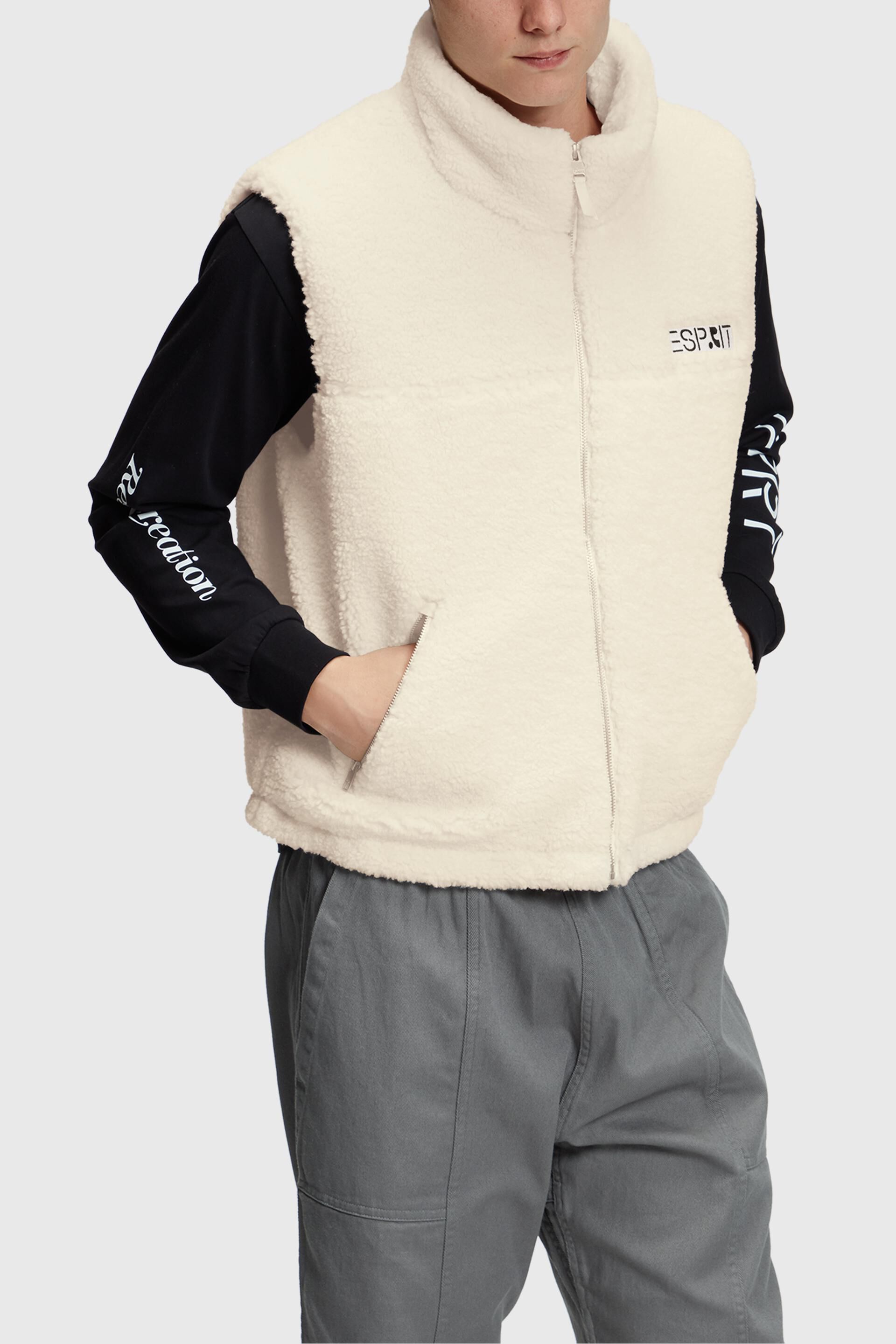Veste sans manches en borgana d’aspect peluche ornée d’un logo brodé