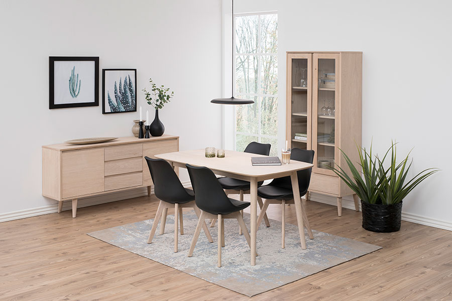 Nagano spisebord Hvitoljet eikefiner med ben i heltre eik. 150x80 cm.