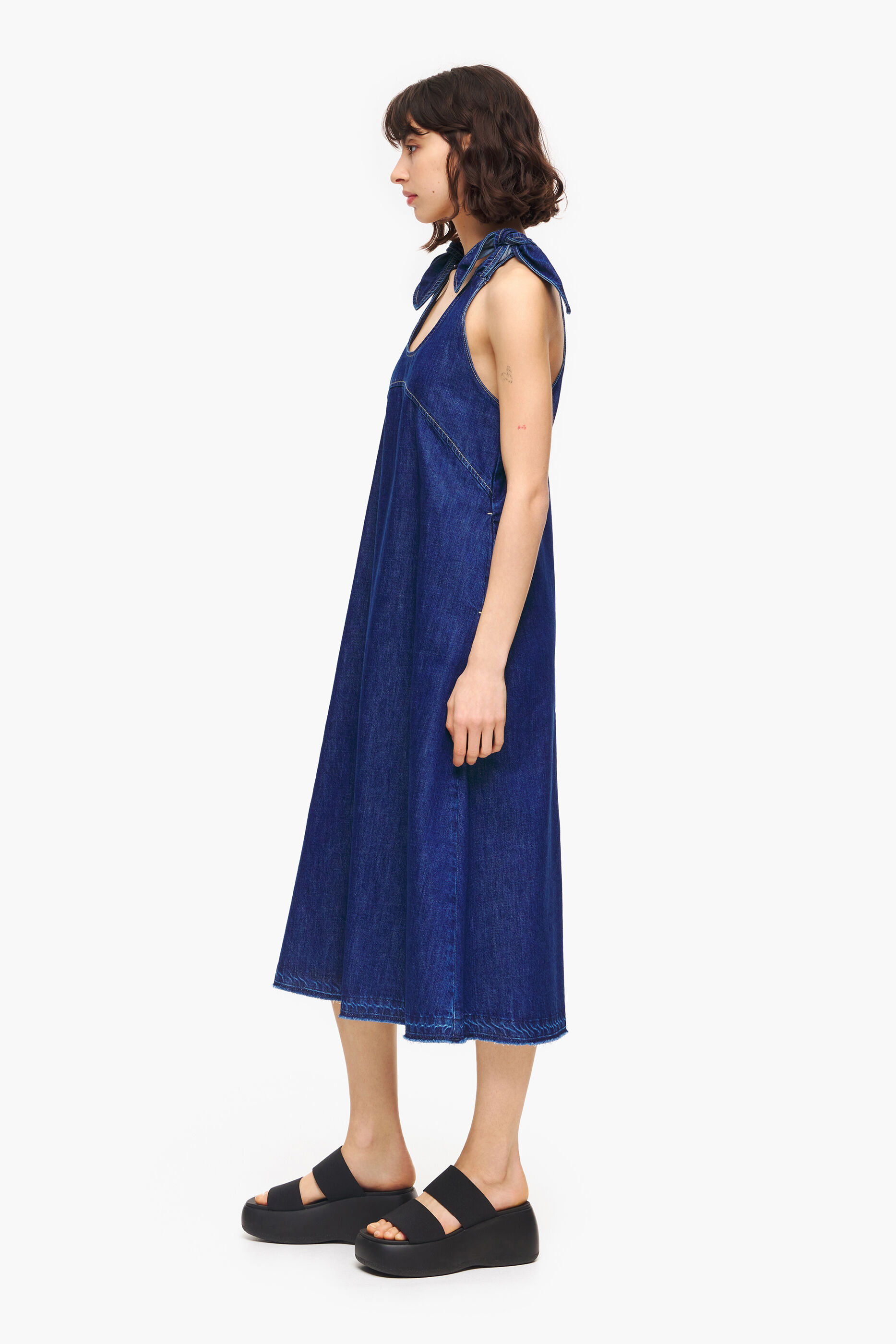 Vestido jeans azul escuro com modelagem evasê