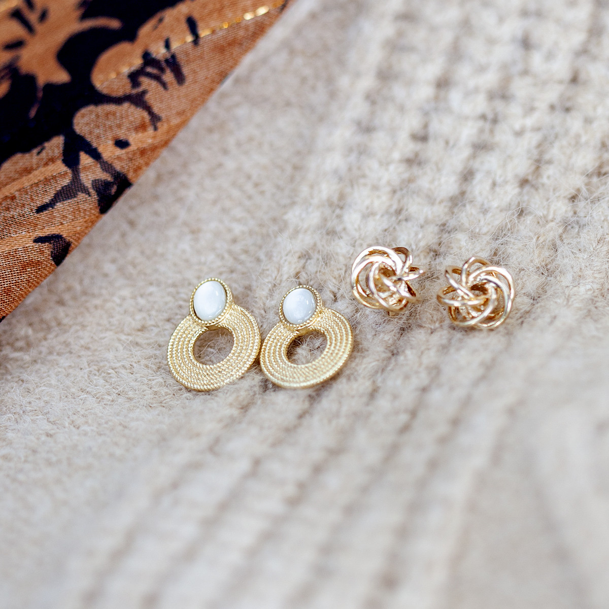 Boucles d'oreilles plaqué or nacres motif anneaux perlés