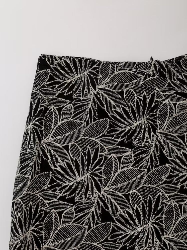 Sensarra - Minirokje met hoge taille en geborduurd blad