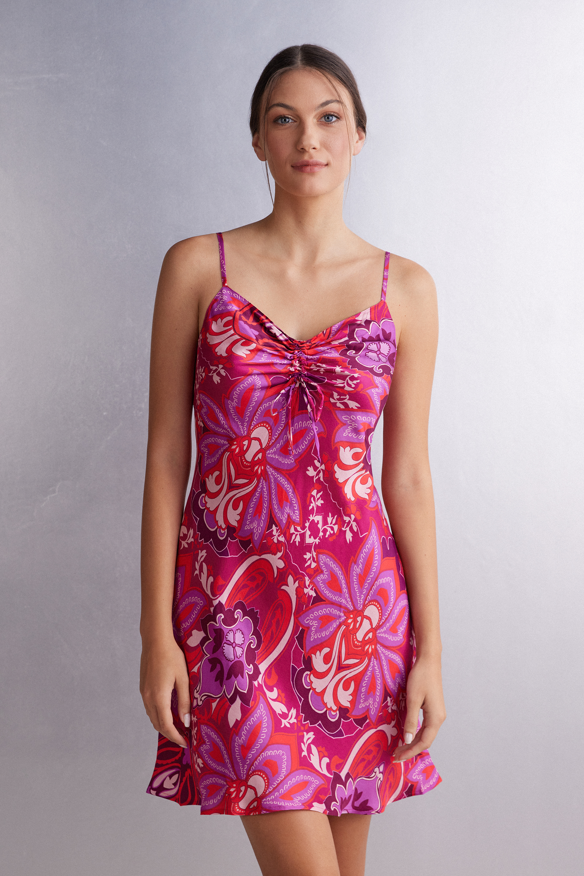 Combinação de viscose e cetim com estampa floral sensual.