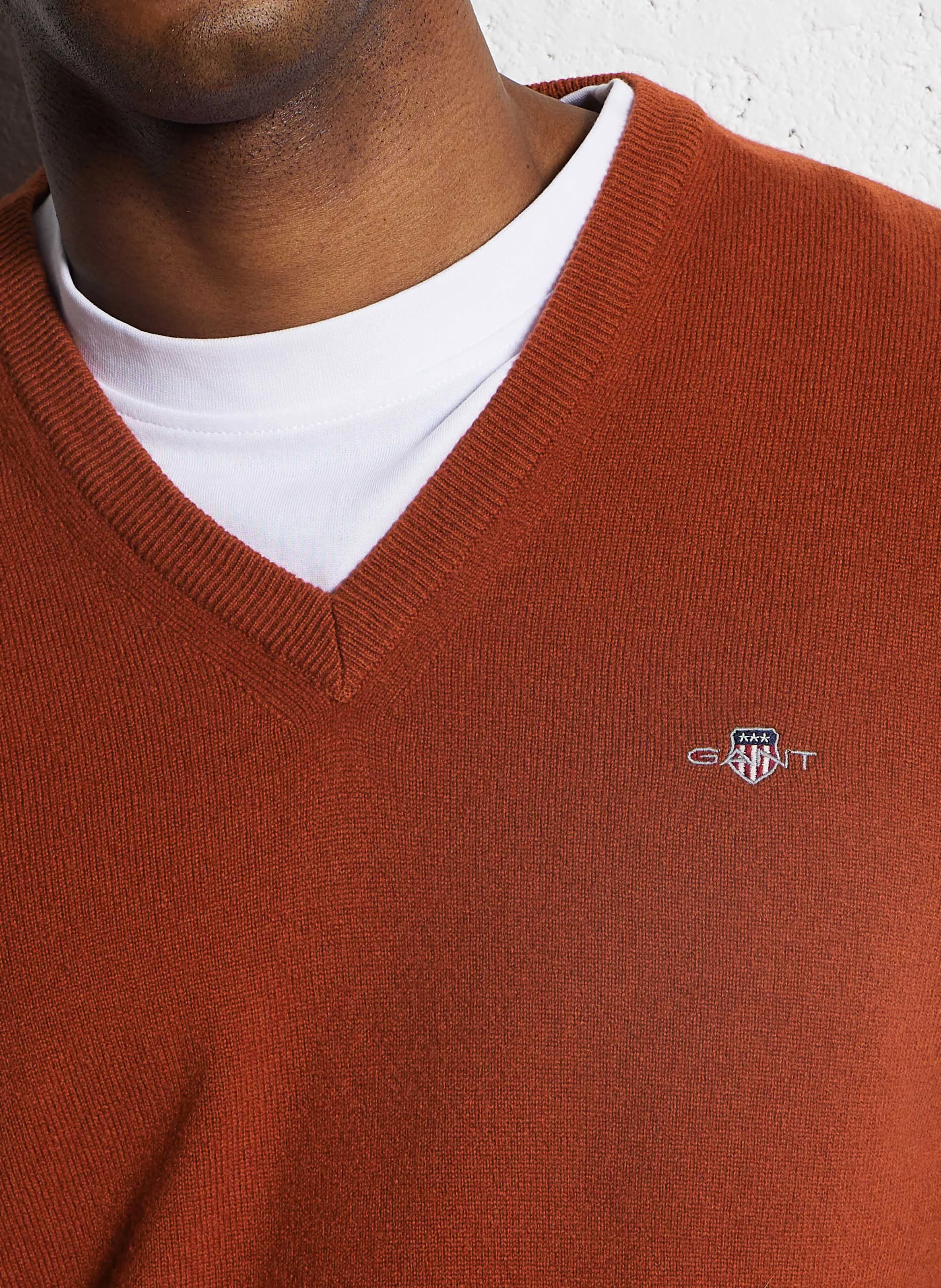 Pull droit col V brodé en laine | Rouge
