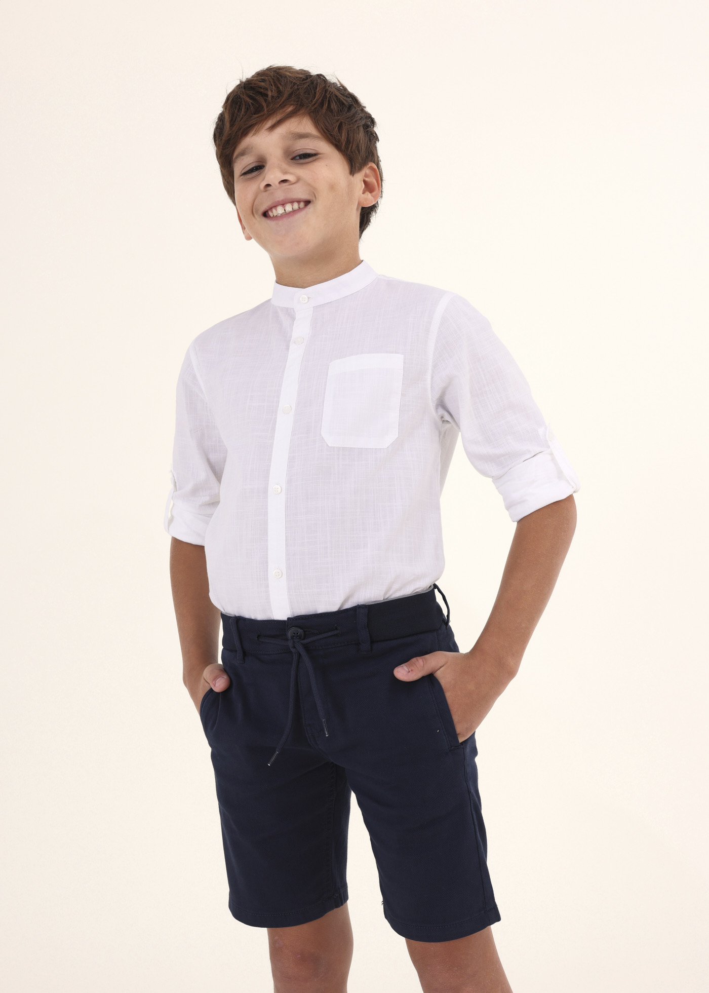 Camisa de algodão sustentável com gola mandarim para meninos