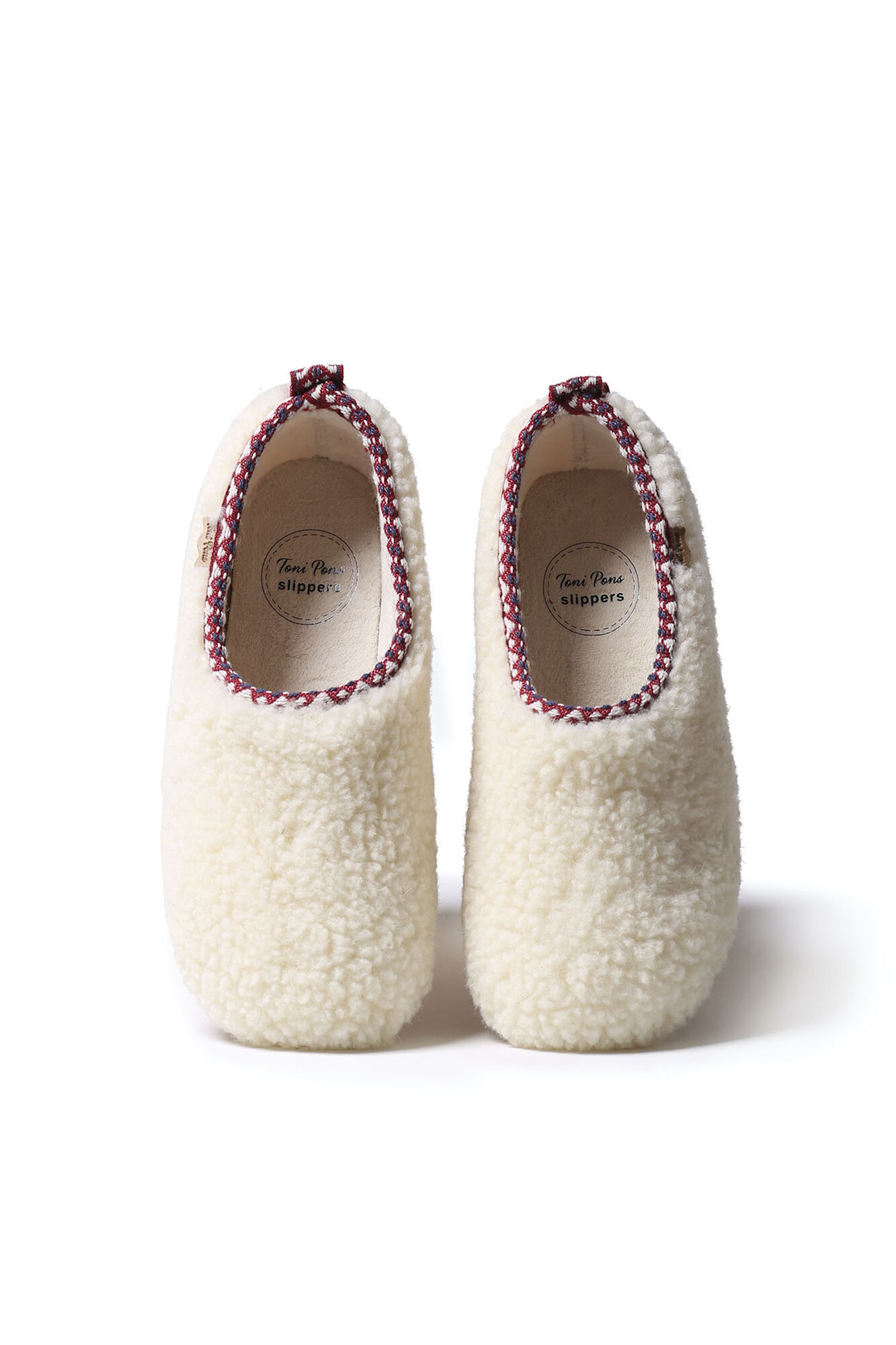 Sapato feminino estilo pantufa em pele de carneiro branca.
