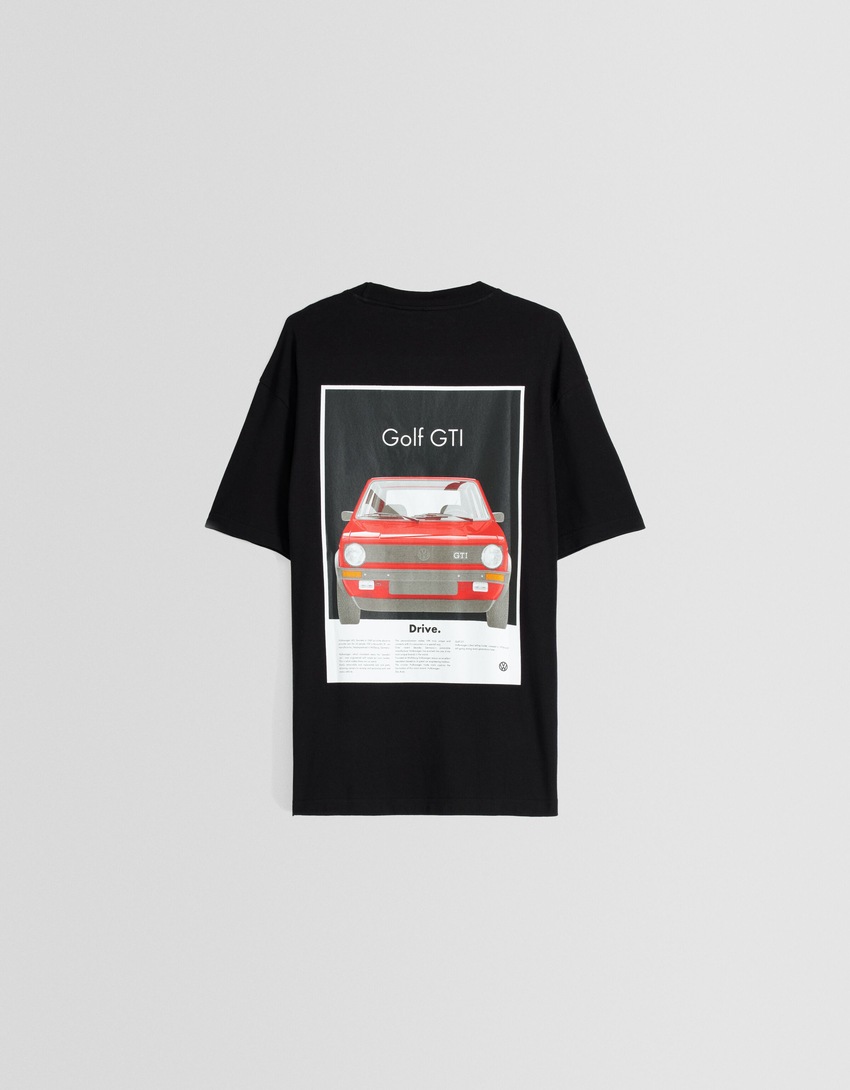 Camiseta de manga curta com estampa VOLKSWAGEN GOLF GTI e modelagem quadrada.