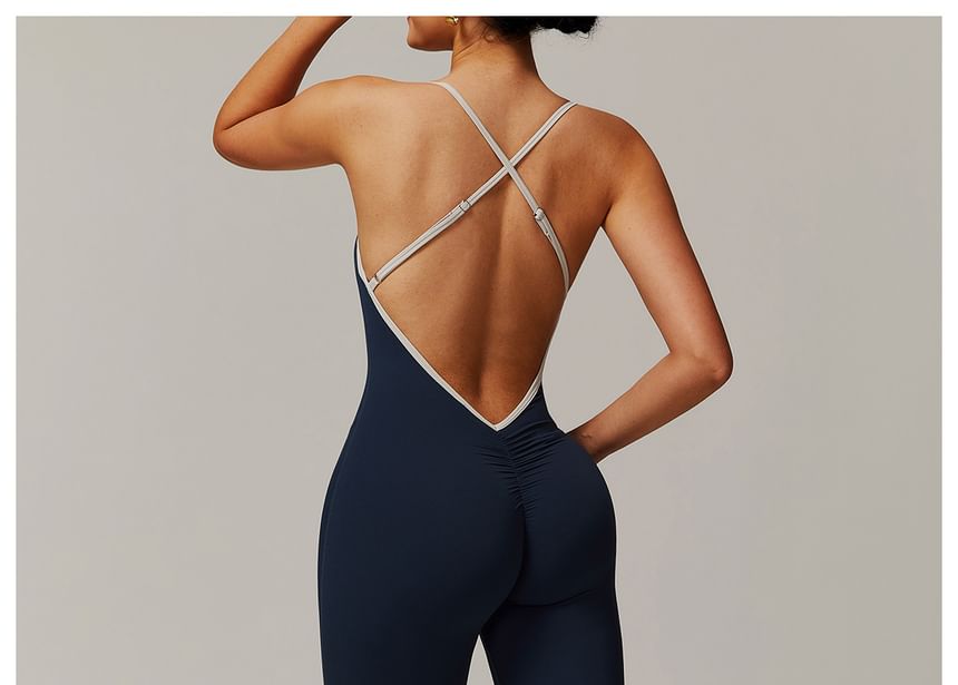 Skinniano - Spaghettibandjes, contrasterende afwerking en open rug, bootcut sportjumpsuit