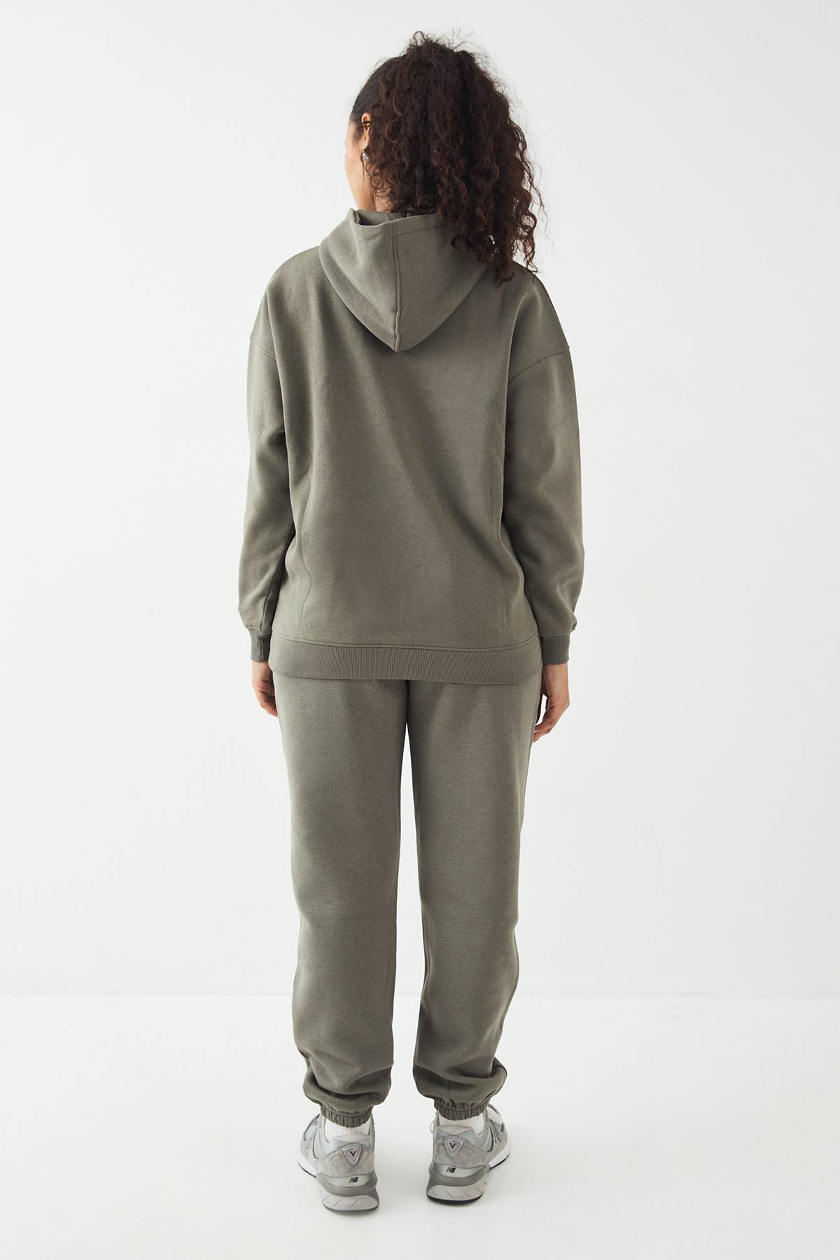 DSGN Studio Jogger à ourlet surdimensionné avec appliqué