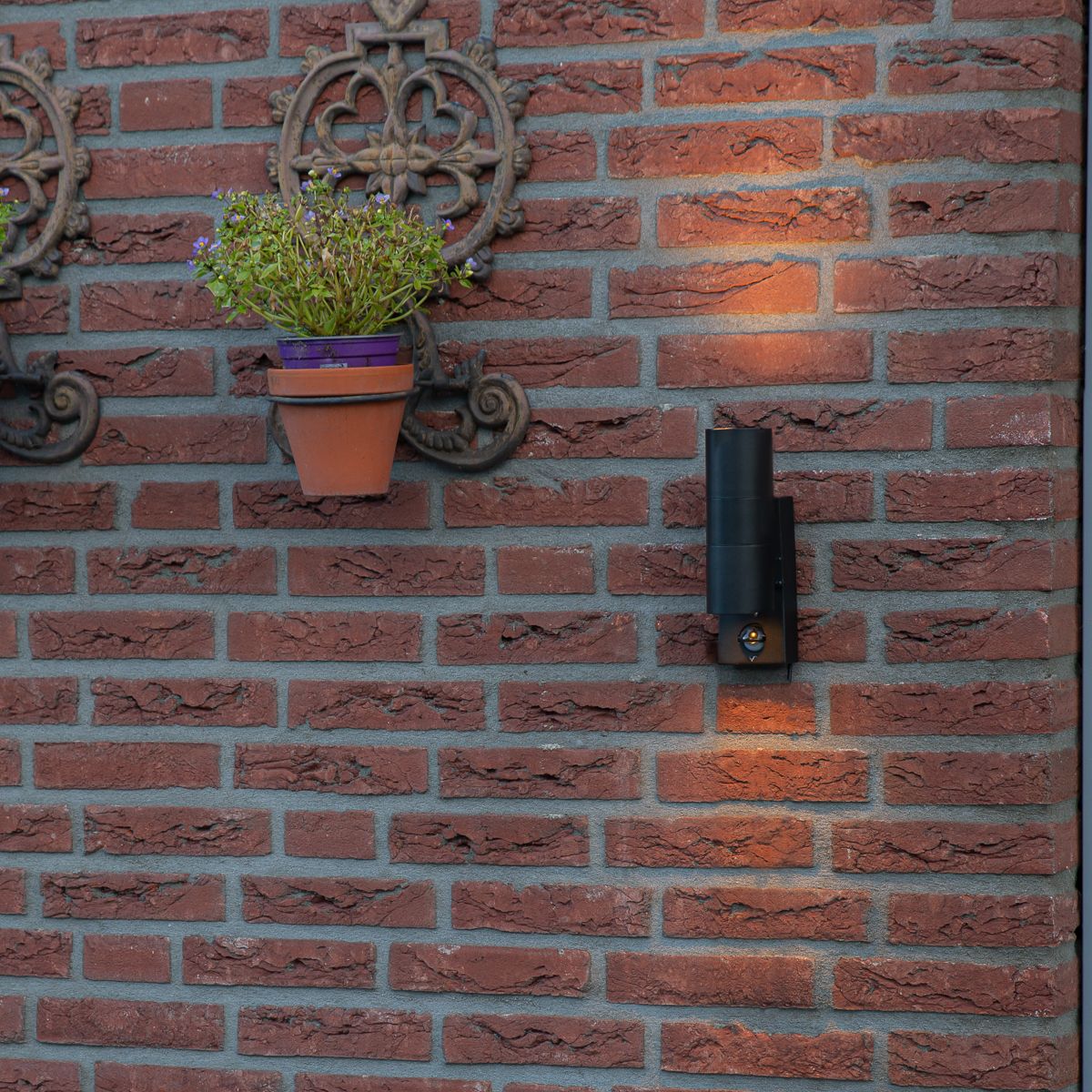 Buitenwandlamp zwart 2-lichts met bewegingssensor IP44 - Duo