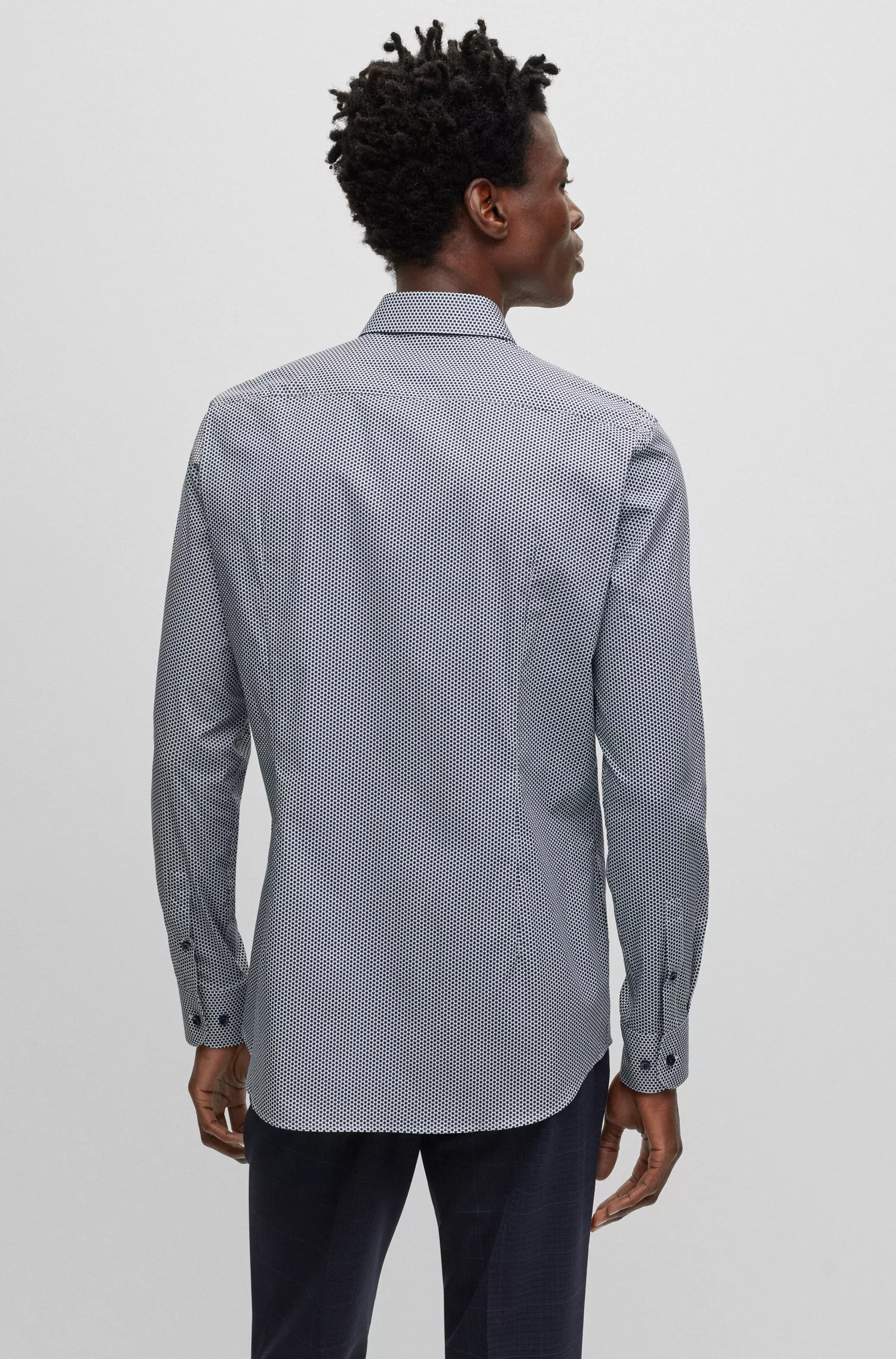 Camisa BOSS preta de corte slim, em algodão orgânico estampado com elastano.
