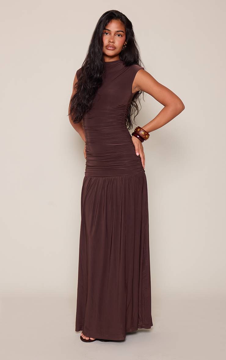 Chocolat Robe Maxi À Taille Basse En Jersey Slinky Double Couche Avec Manches Cape
