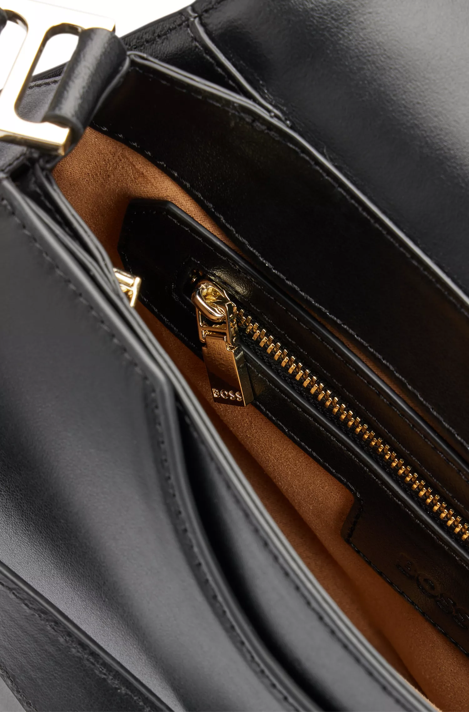 Bolsa de ombro BOSS em couro preto com detalhes da marca.