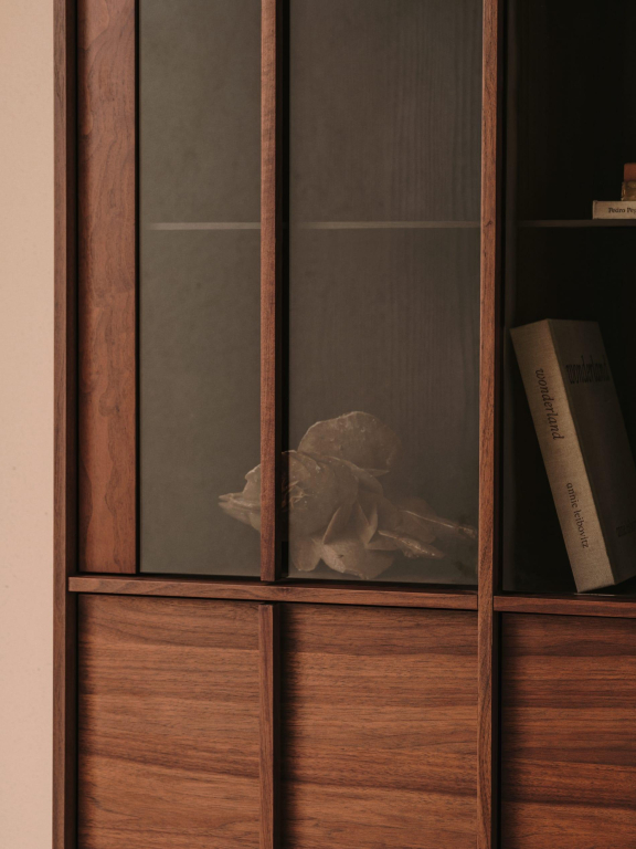 Kave Home Onix vitrine kast 101x170 walnoot