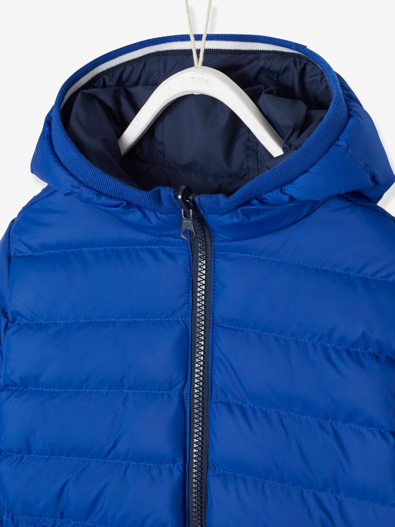 Jaqueta lisa azul-escura reversível para meninos com estampas.