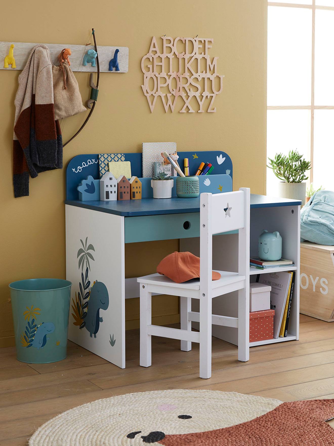 Escrivaninha infantil ROAAR, branca média, lisa com detalhes decorativos.