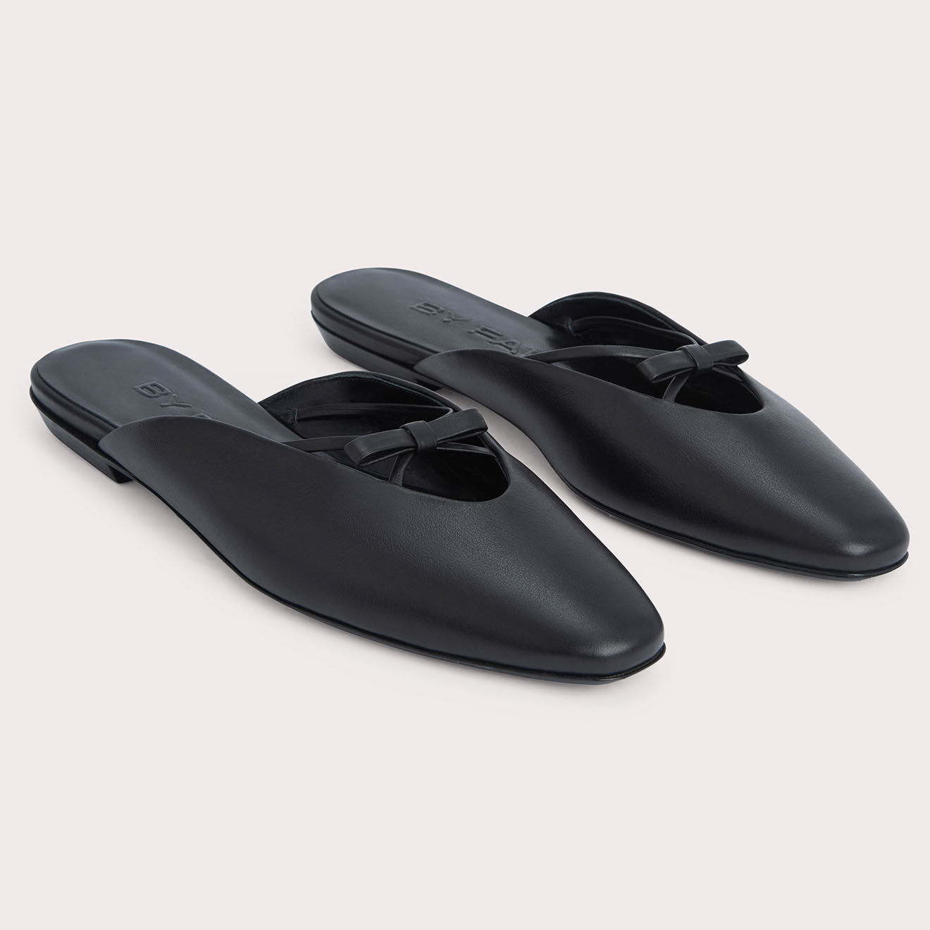 By Far Mules en Cuir Finn noires