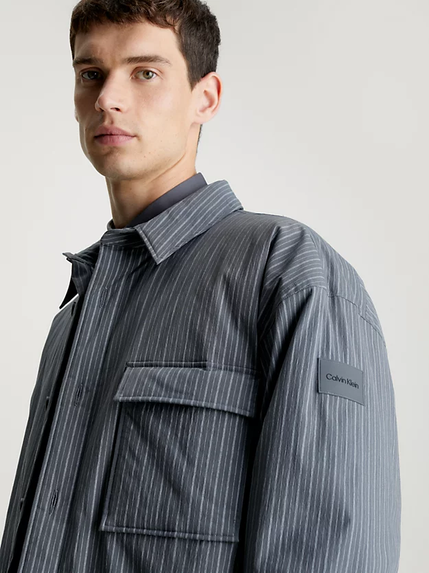 Camisa listrada acolchoada de corte folgado