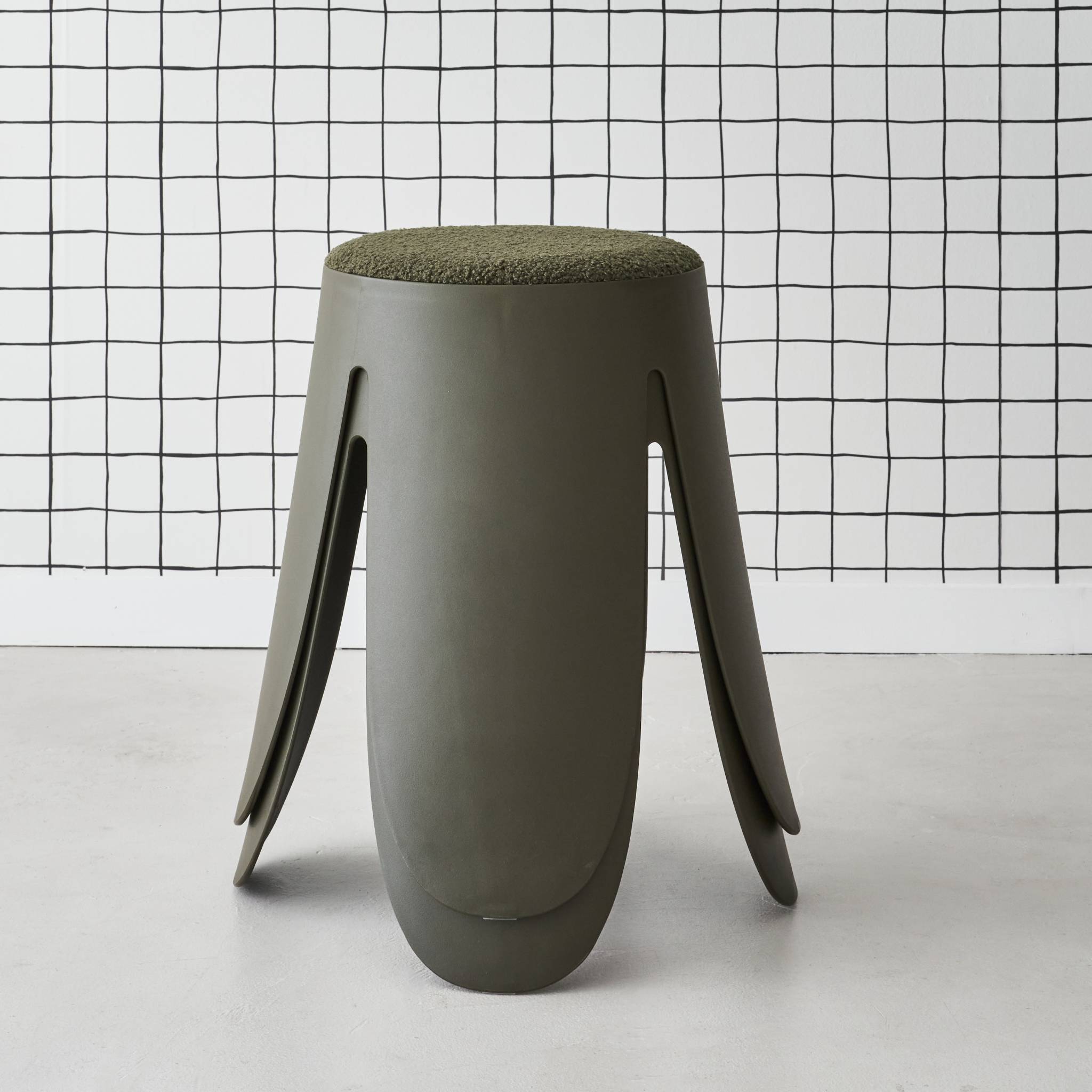 Set de 2 tabourets empilables vert foncé . Bouclette texturée. Niki. Ø30 / 44 x h46cm