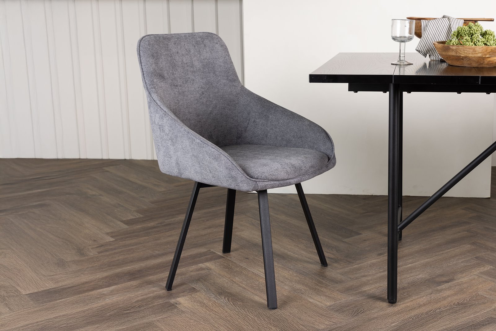 Rosie Spisestol. Sett av 2. Sett av 2. Grå tekstil med sorte stålben.
