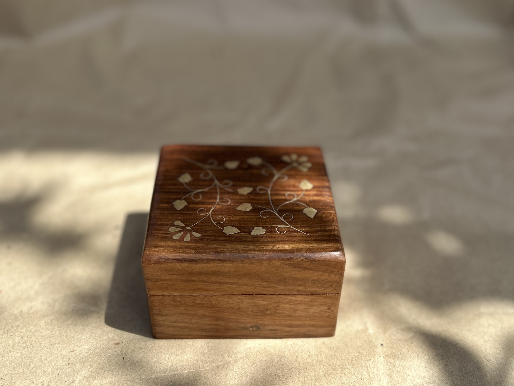 Holz-Schatulle mit Messingintarsien, braun, gold, B 10 cm, L 10 cm, H 6 cm von fischer's lagerhaus