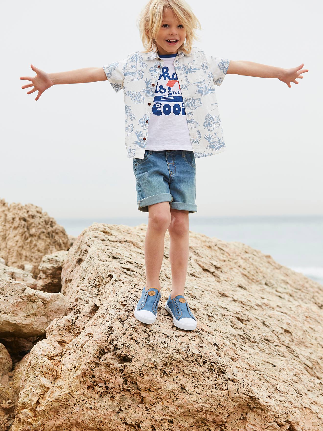 Tênis infantil de tecido elástico, cor azul médio lisa.