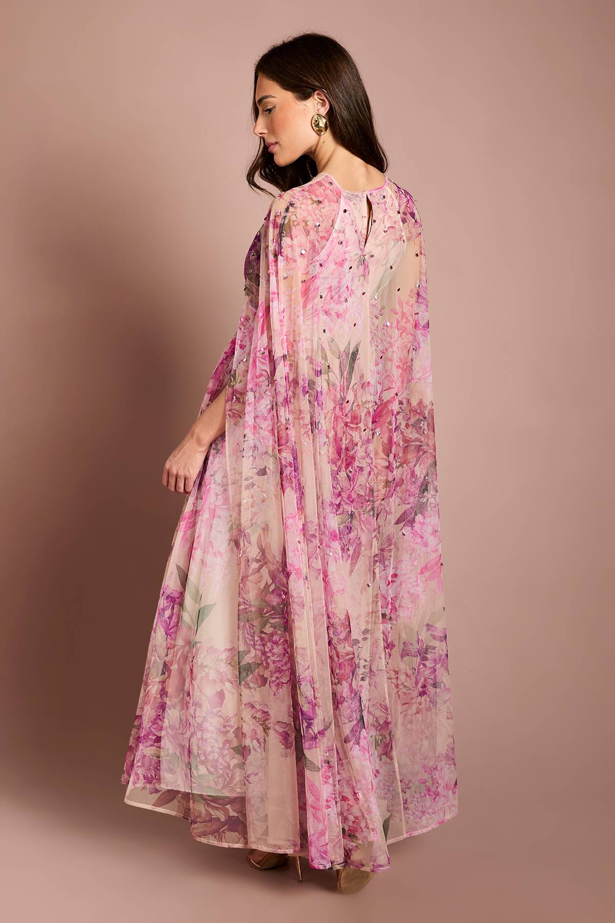 Coast Robe Longue Petite Taille Avec Cape En Mesh Plissé Imprimé Et Ornements De Pierres Précieuses