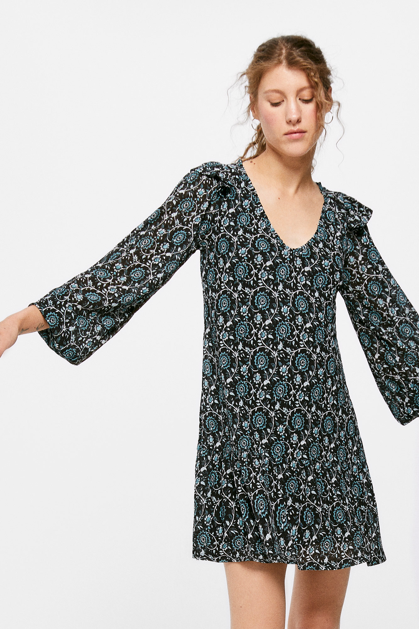 Vestido curto com babados e ombros à mostra