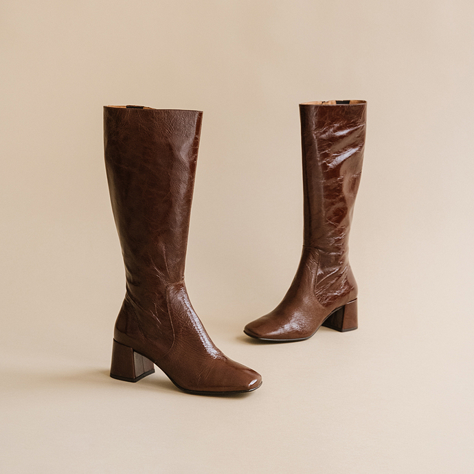 Bottines à petits talons et bouts carrés...  en cuir brillant marron