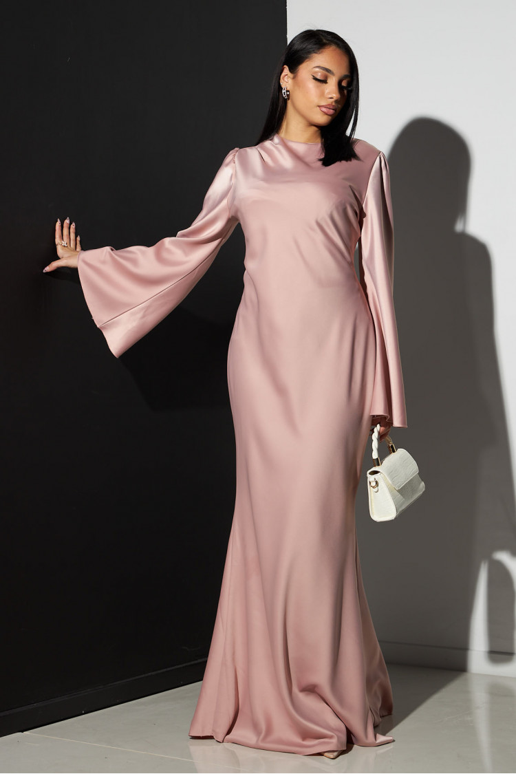 Robe longue satinée rose